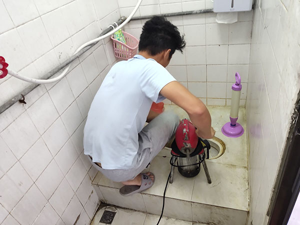 东凤镇管道堵塞冒臭气 专业师傅现场解决问题